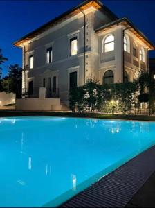 罗马Livia Valeria Palace的一座大房子,前面设有一个游泳池