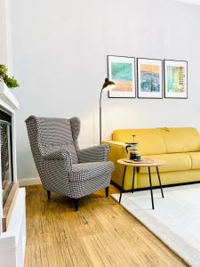 康斯坦察Cozy Flat 5的客厅配有沙发、椅子和桌子