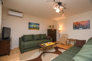 克拉多沃Weekendaya的客厅配有绿色沙发和桌子