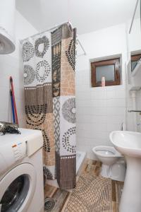 克拉多沃Weekendaya的一间带洗衣机和水槽的浴室