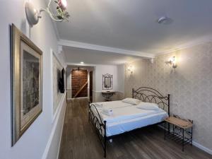 布加勒斯特Hotel Boutique Cathedral Plaza Residences room for rent downtown的一间卧室配有一张床和一张桌子