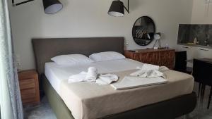 加拉塔斯GIANNIS的一间卧室配有带毛巾的床