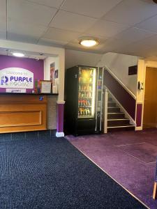 普雷斯顿Purple Roomz Preston South的大堂设有苏打水自动售货机和楼梯。