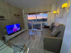 马拉加El Atardecer Skyline romantic views的带沙发和平面电视的客厅