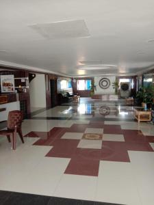 菩提伽耶Hotel Geetanjali Buddha Resort By WB Inn的大房间,设有大堂和格子地板