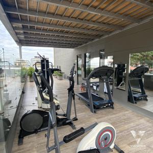 比亚维森西奥VVC Hotel's的大楼内带跑步机和椭圆机的健身房