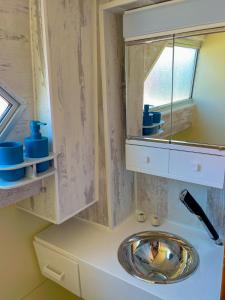 阿尔布费拉Stay in a Yacht - Algarve的一间带水槽和镜子的浴室