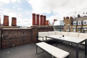 伦敦Hausd - Leicester Square的屋顶上带桌椅的天井