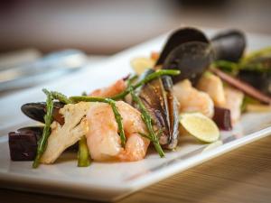 里彭The Blackamoor Inn的桌上一盘带虾和蔬菜的食物