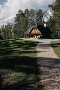 Laukbeitini"Gaujmale" sauna house in nature的小木屋设有通往小木屋的路径