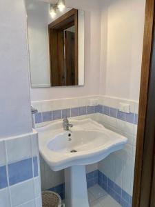 SquinzanoTenuta Afra的浴室设有白色水槽和镜子