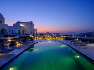 阿克罗蒂里凯乐特赛亚套房酒店的度假村内带灯光的大型游泳池