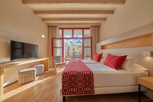 马略卡岛帕尔马Fil Suites的酒店客房设有一张大床和一台电视。