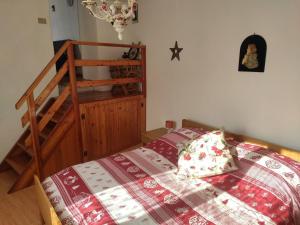 VignolaCasa Gemma的一间卧室配有一张带红白毯子的床