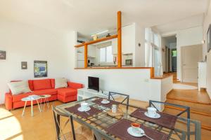 蓬塔格罗萨Apartamento Bellavista的客厅配有桌子和红色沙发