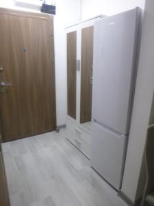 那沃达利Studiou Andu Nord 10 by Alezzi的厨房配有白色冰箱和木制橱柜。