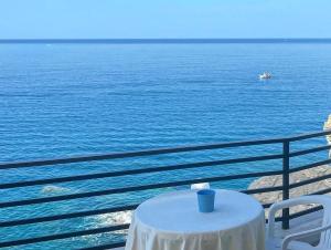 卡迪拉瓦尼亚悬崖酒店的水面上带蓝杯的桌子