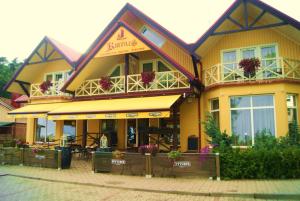 耶德库安特库仁纳斯酒店的街上有餐厅,有黄色的建筑