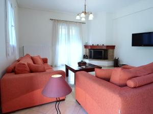 KariáGloria's House的客厅配有2张红色沙发和1盏粉红色的灯