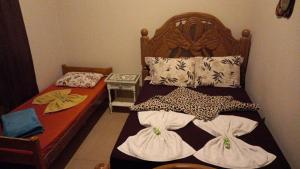 博尼图Guest House Recanto da Mata - BONITO - MS的双床间设有2张单人床。