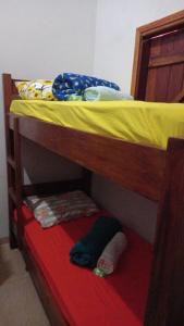 博尼图Guest House Recanto da Mata - BONITO - MS的双层床,配有黄色床单和枕头