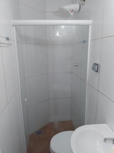 伊列乌斯Pousada bandeirantes的白色的浴室设有卫生间和淋浴。