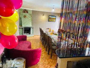 博尔若米Guest House Khatuna的一间带长桌和气球的用餐室