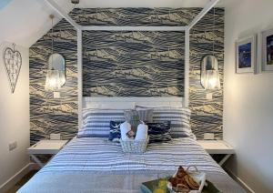 CairnbaanCoorie Doon的一间卧室配有一张蓝色的墙壁床