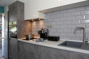克拉默特STREET 90 Luxury Apartment的厨房配有水槽和台面
