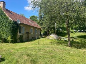 LouplandeLake View Cottage close to Le Mans 24H circuit的一座树屋和院子