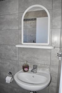 帕拉利亚卡泰里尼斯Giorgos-Fenia Apartments的浴室设有白色水槽和镜子