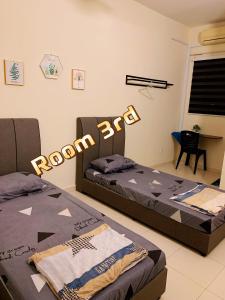 芙蓉Bkt Kepayang1627 dreams homestay晓梦想民宿的一间卧室设有两张床和一个阅读房间 ⁇ 的标志
