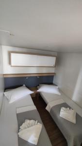 奥瑞比克New Adria mobile Home - camp Vala的客房设有两张床和窗户。