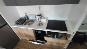 奥瑞比克New Adria mobile Home - camp Vala的一间带水槽的小厨房和一台电视