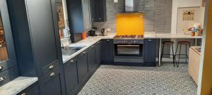 福伊Newly Refurbished 2nd Floor Apartment Lil Nauti的一间设有蓝色橱柜和炉灶的大厨房