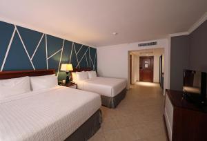 巴拿马城巴拿马皇冠假日酒店的酒店客房设有两张床和一台平面电视。