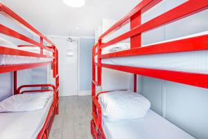 伦敦海德公园阿斯特旅舍的小客房内的两张红色双层床