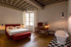 佛罗伦萨Casa G. Firenze的一间卧室配有一张床、一个浴缸和一个水槽