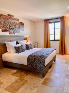 拉罗克加雅克佩里戈尔酒店的一间卧室设有一张床和一个大窗户