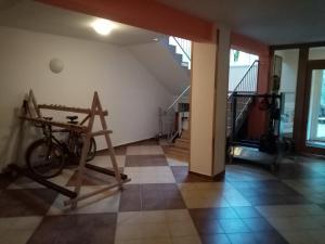 伏尔塔瓦河畔利普诺Apartmán v Lipně nad Vltavou 25的一间自行车存放室,位于瓷砖地板