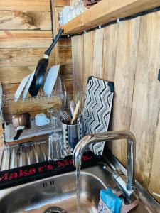 索佐波尔Караваната на Стела的厨房水槽和厨房用具