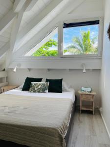 圣马丁岛Shamrock duplex的一间卧室设有一张大床和窗户