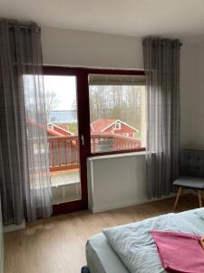 ZislowAdlerhorst的一间卧室设有一张床和一个大窗户