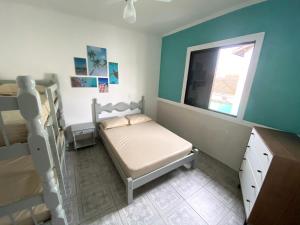 瓜鲁雅Apartamento no Guarujá, a poucos minutos da praia的一间小卧室,配有床和窗户