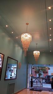 布宜诺斯艾利斯特雷斯萨根图斯酒店的餐厅天花板上挂着三盏吊灯