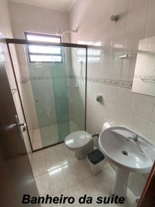 瓜鲁雅Apartamento no Guarujá, a poucos minutos da praia的带淋浴、卫生间和盥洗盆的浴室