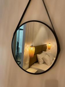 帕拉利亚卡泰里尼斯DEL REY的挂在墙上的镜子,配有床和枕头