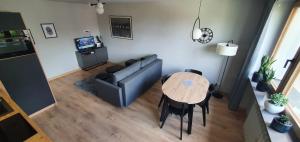 卡托维兹Apartament 710的客厅配有沙发和桌子