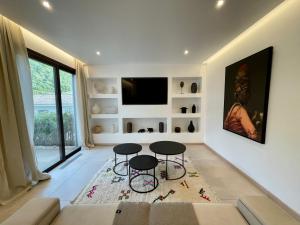 博尼法乔Mogador的客厅配有2张桌子和电视