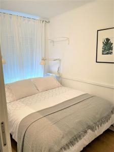 阿尔加罗沃Bonito Apartamento en Algarrobo-Costa的卧室内的一张白色床,设有窗户